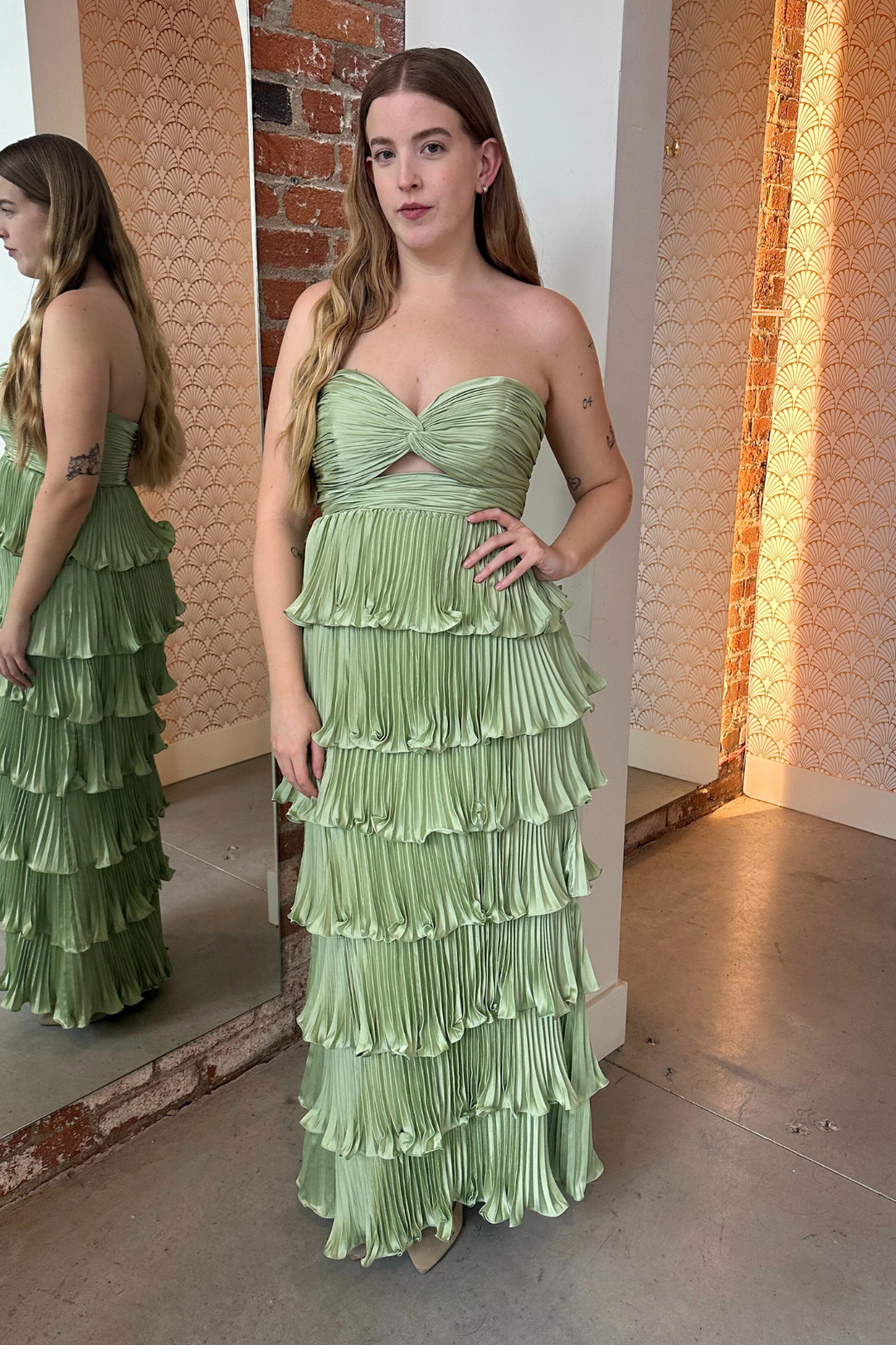 【MAC DUGGAL】ロングドレス グリーン ノースリーブ フリル 無地 Tallulah Tiered Ruffle Gown by Mac Duggal - RENTAL – The Fitzroy