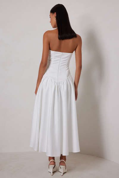maggie-in-white-elle-zeitoune-back