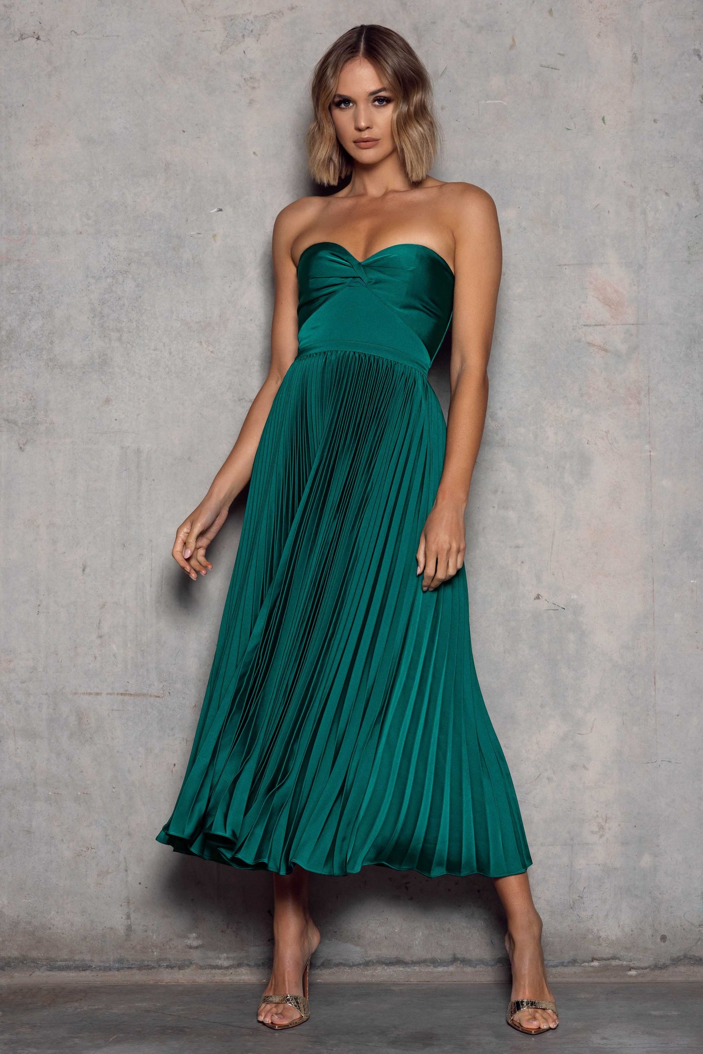 Emerald Green Sultry Halter Gown by Violet by Preeti Singhal for rent  online | FLYROBE